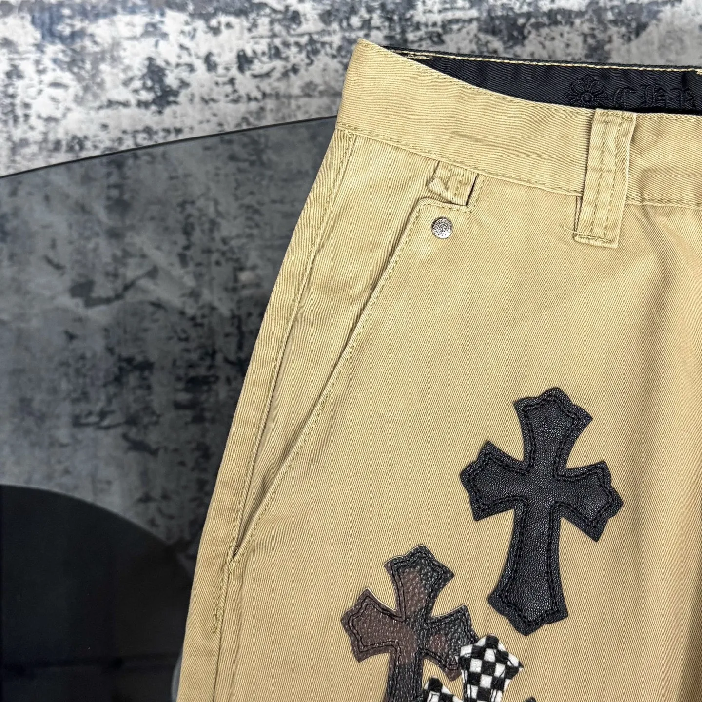 P260 Chrome Hearts/Chrome Hearts camouflage checkerboard horsehair cross patch leather jeans - Full of exploring the ultimate in fashion, Chrome Hearts' new Chrome Hearts pants cleverly integrate camouflage cross, checkerboard horsehair cross and other elements to break traditional boundaries. The clever fusion of Mattyboy’s same style, overalls and khaki jeans brings endless matching inspiration to fashionistas.  This pair of Croxin overalls not only presents a unique retro style, but also combines comfort and sophistication with its wide-leg, loose design. The mid-high waist design matches a lazy and casual style, which not only makes the legs longer but also maintains a casual feel, it is a must-have fashion choice for trendy men and trendy women.  Khaki overalls are unique in leather matching and color selection, making them the leader among overalls. Chrome Hearts' khaki cross chino casual pants have a prince-like aristocratic feel. The pants have 40 panels of leather and full texture. The W34 size is perfectly presented and has become the focus of the forefront of fashion. Whether it's for daily wear or a trendy try, these pants can bring you an excellent fashion experience.  Color: Khaki Size: 28 30 32 34 corresponding size s-xl